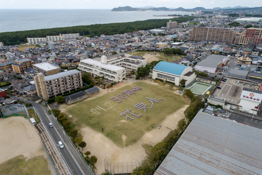花見小学校の全景と花見海岸と響灘