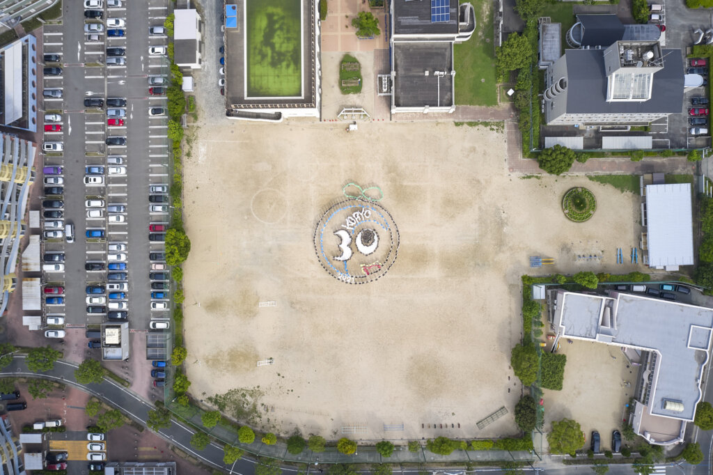 福岡市立香陵小学校創立30周年の人文字をドローン撮影