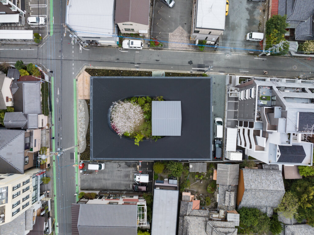 福岡市中央区 やまや総本店 膳の敷地中央の桜と伝統建築を捉えたドローン真俯瞰撮影写真