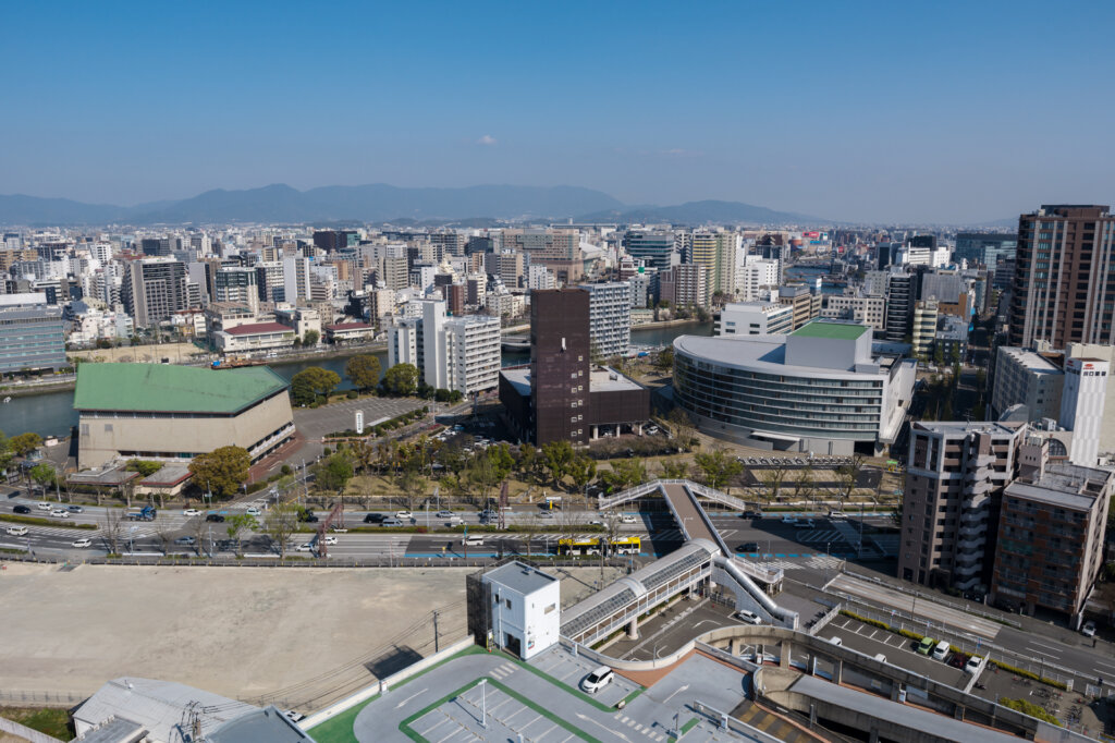 旧市民会館や周辺の敷地全体のスケール感を引き立たせた新築公共施設の航空写真