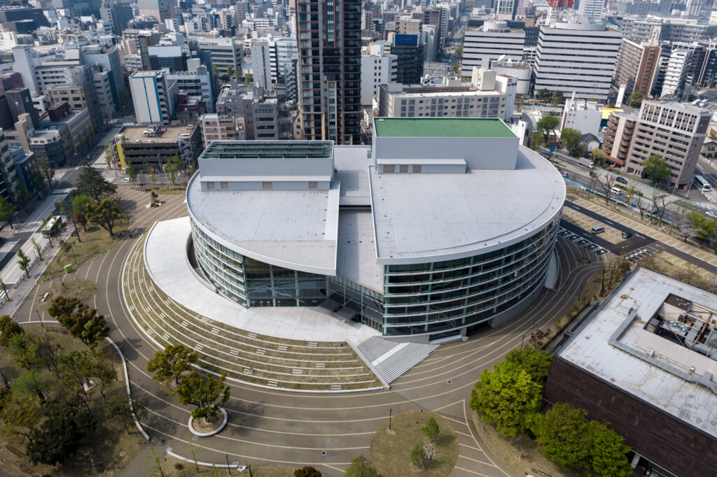 近代的な外観の建築美と質感を細部まで鮮明に描き出したドローン意匠写真