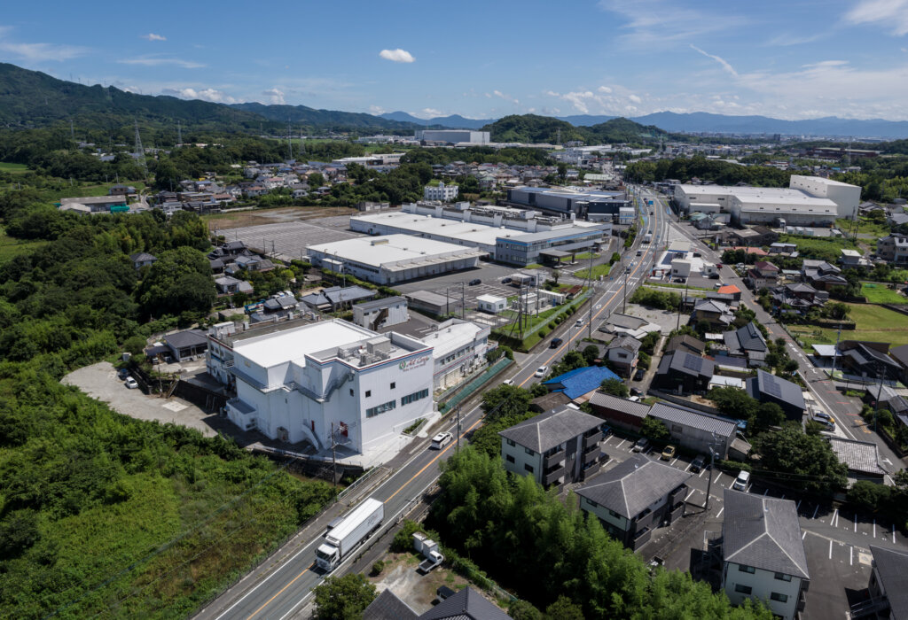 国道34号線のラインと建物バランスを意識した新築工場のドローン竣工写真